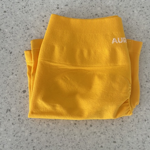 BNWT Aurola Intensify Short in Lemon Chrome size Small - Picture 2 of 3
